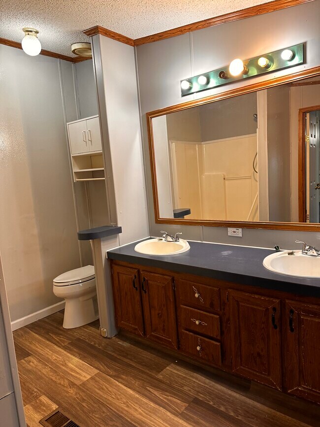 Building Photo - 101 West King Rd