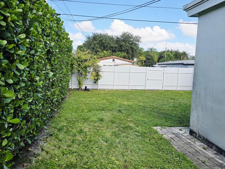 Building Photo - 2174 NE 181st St