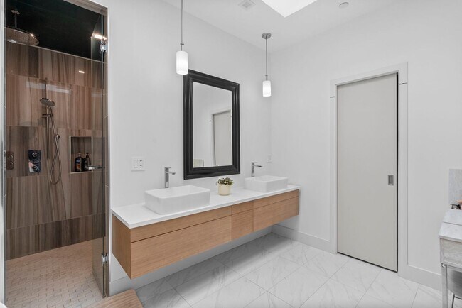 Building Photo - 5 Bed 4.5 Bath - Bethesda Contemporary Home