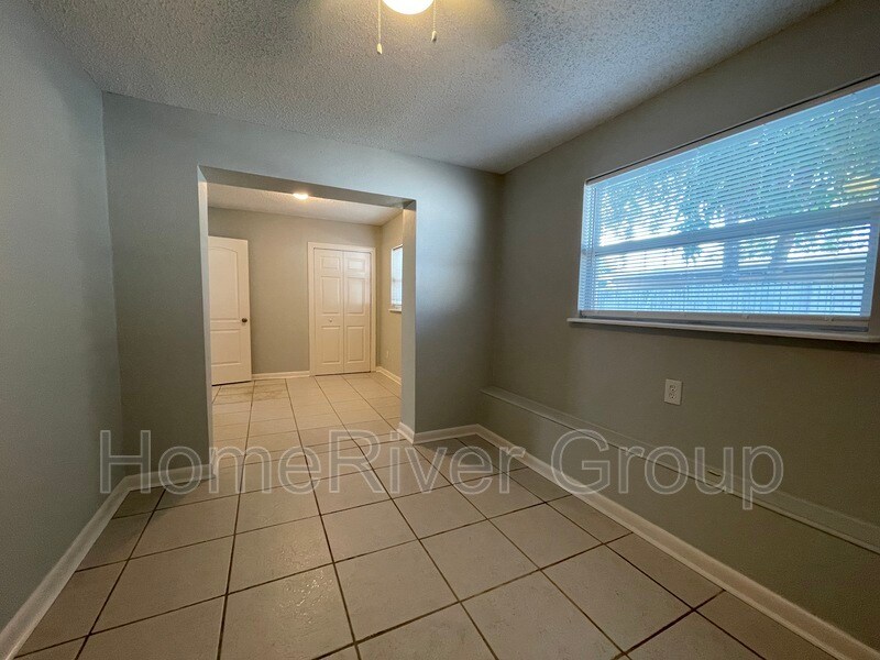 Building Photo - 841 La Plaza Ave S