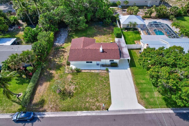 Building Photo - Beachside Bliss in Hobe Sound – Move-In Ready with Room to Roam!