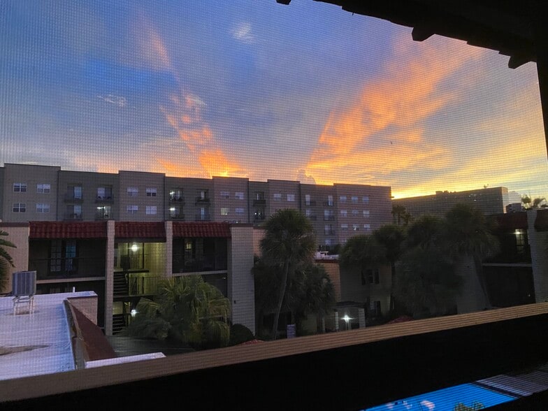 Beutiful Balcony Sunsets - 107 S Obrien St