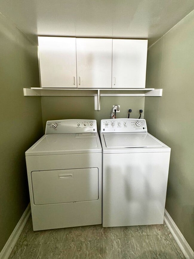 Building Photo - 3 level end unit 1br+den 2ba town house in...