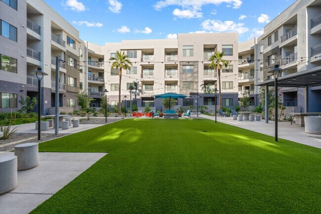 Building Photo - 711 W Broadway Rd