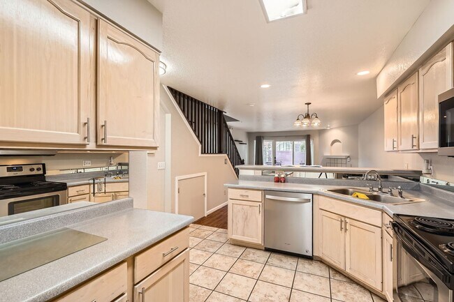 Building Photo - Beautiful end unit townhome with 2 bedrooms and 2.5 bath in a quiet and friendly neighborhood.