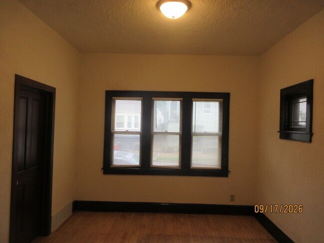 Building Photo - 819 E Wright St