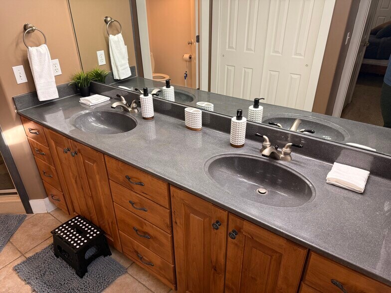 Building Photo - 676 E Howard Dr