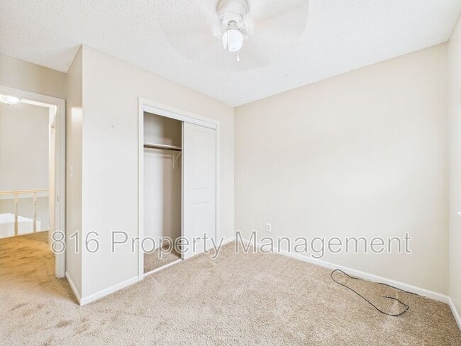 Building Photo - 164-168 SW Robin Rd