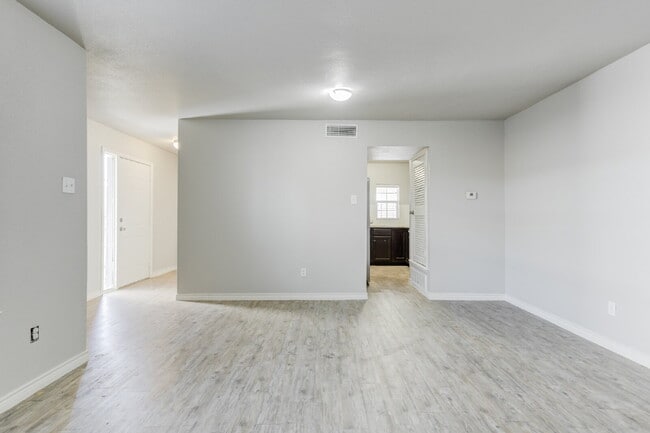Building Photo - Two Story, 2 Bed / 1.5 Bath Duplex with Mo...