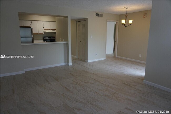 Building Photo - 630 S Park Rd