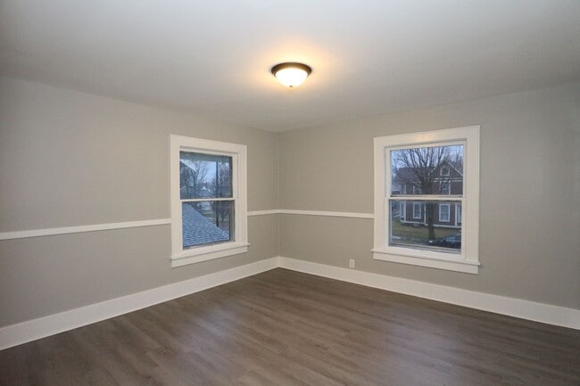 Building Photo - Large Frankfort Home!