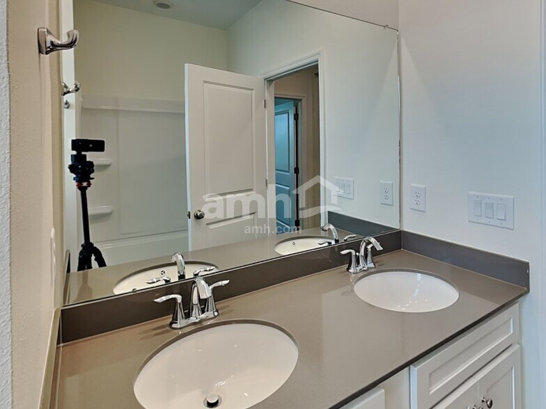 Building Photo - 14605 Cedar Ml Dr