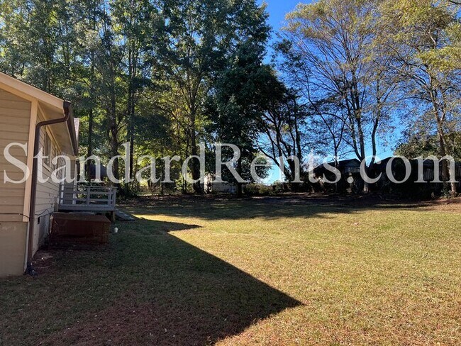 Building Photo - Ranch with Large Yard!