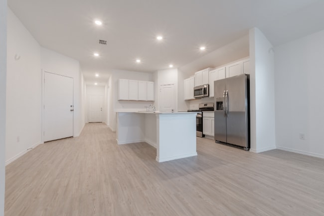 Building Photo - 448 Keefer