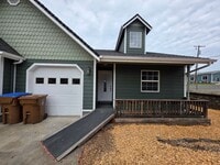 Building Photo - Large 3 bedroom 2 bath duplex. 1520 sq ft, vaulted ceilings