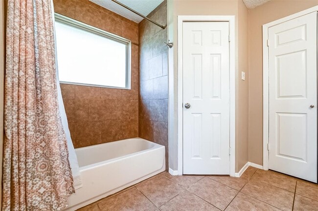 Building Photo - 1309 Oak Hollow Dr