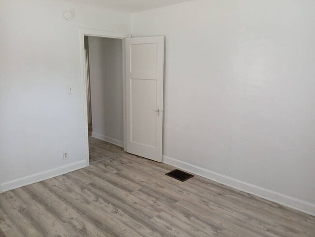 Building Photo - 238 E Beechwood Ave