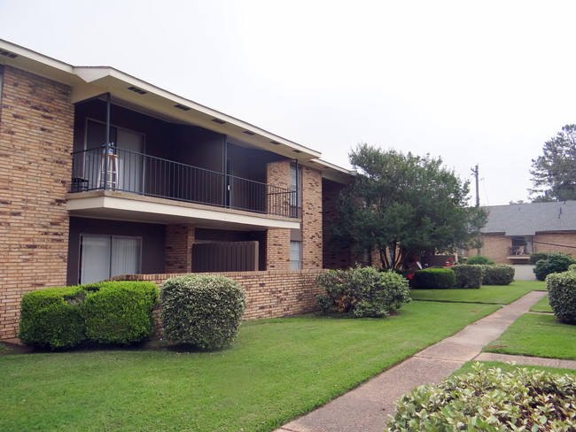 Trafalgar Patios / Porches - Trafalgar Apartments