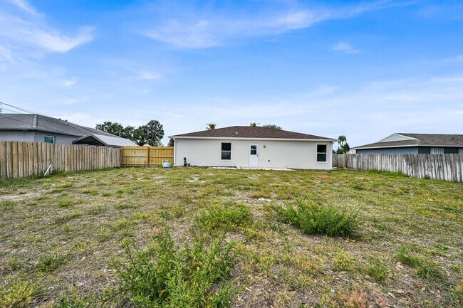 Building Photo - 726 SW Bond Rd