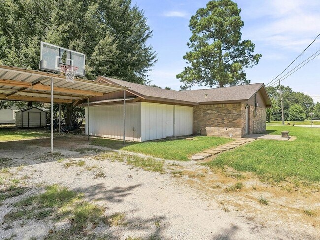 Building Photo - 620 Blueberry St