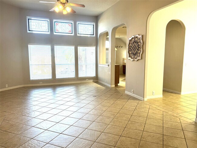 Building Photo - 2910 Sandleigh Dr