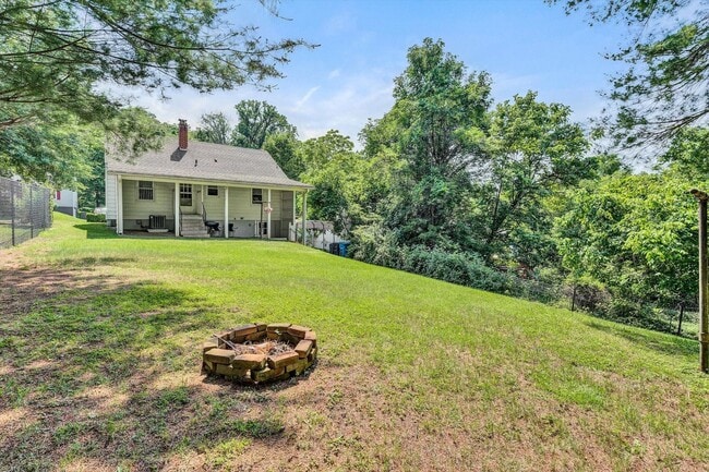 Building Photo - Adorable 2 BR home - Convenient to all thi...