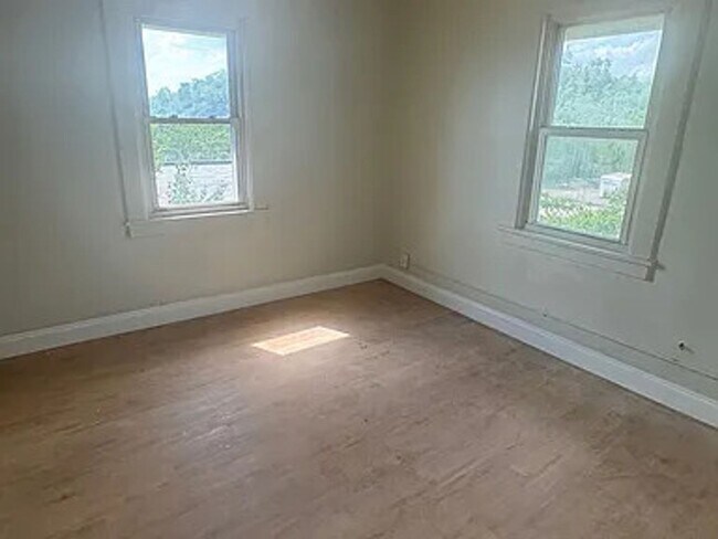 Building Photo - Freshly Painted 3BR 1BA home in East Pittsburgh