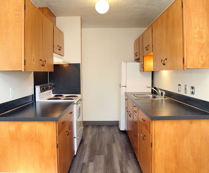 Building Photo - 930 SW Gibbs St