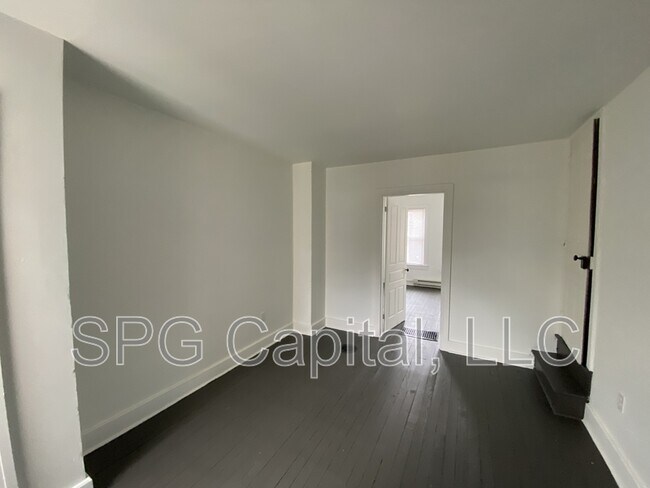 Building Photo - 648 W College Ave