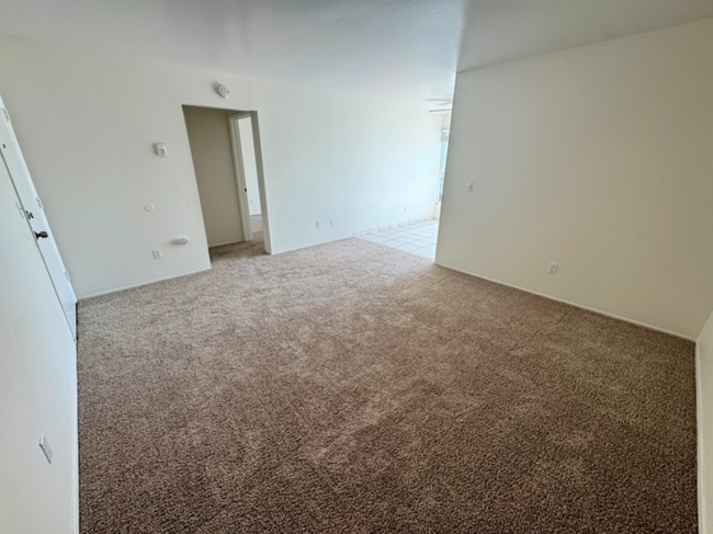 Building Photo - Bright and Spacious Downstairs Condo Minut...