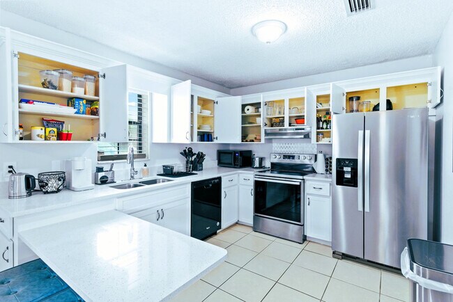 Building Photo - 9130 E Highland Pines Blvd