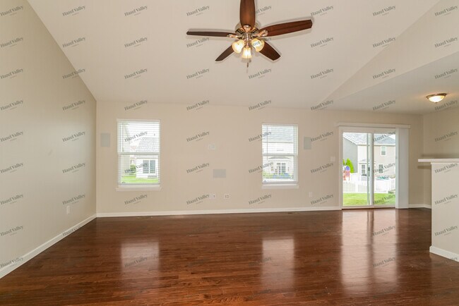 Building Photo - 319 Pecan Bluffs Dr