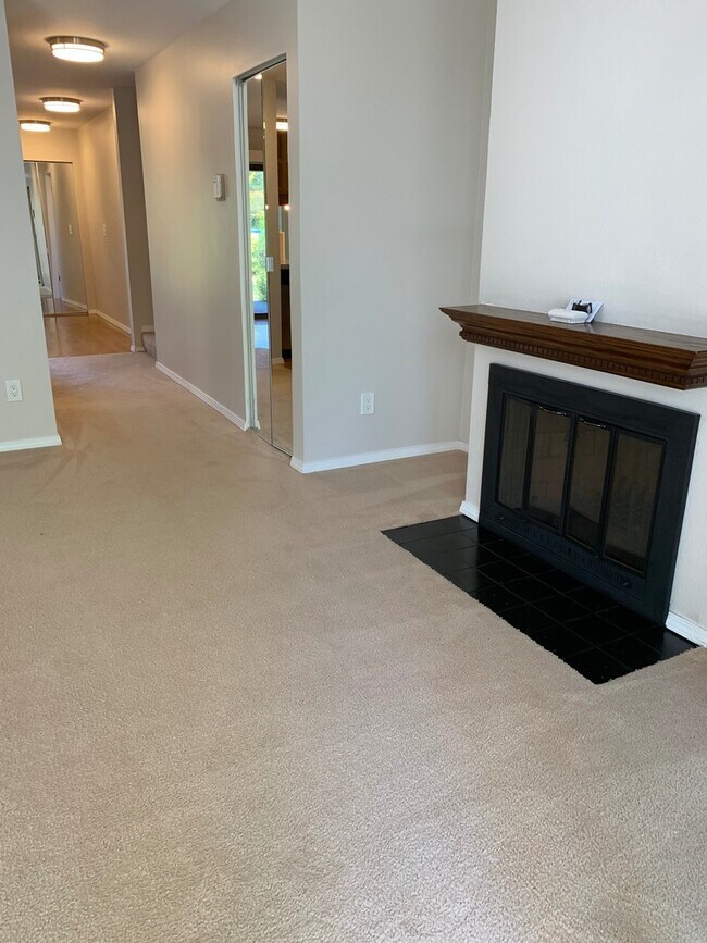 Building Photo - LakeView, Mount lake terrace - 2 bed 1.5 b...