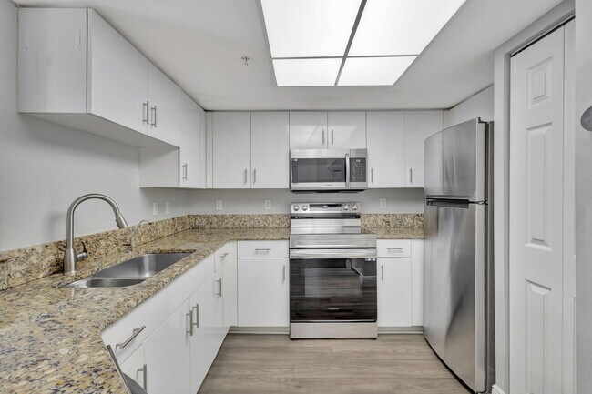 Building Photo - 600 Crestwood Ct N