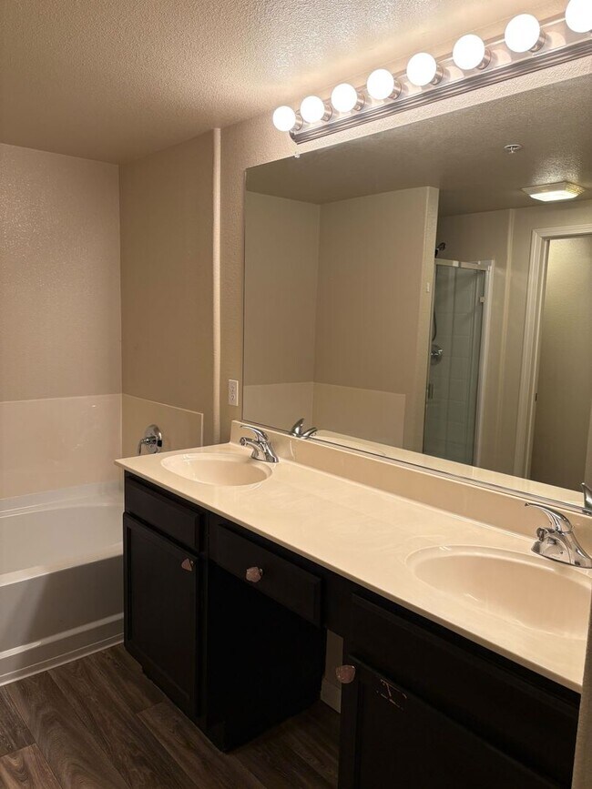 Building Photo - Modern Comfort in West Sacramento – 2 Bed,...