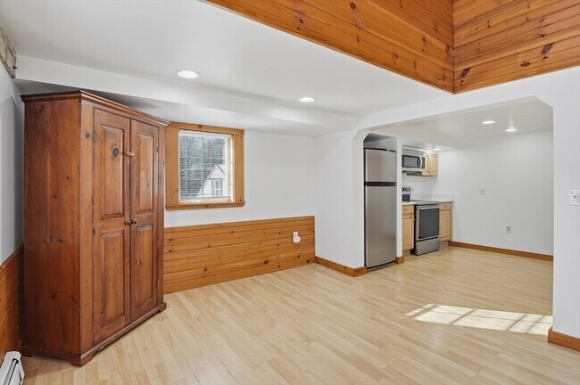 Building Photo - 92 Main St