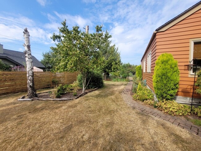 Building Photo - Charming Three Bedroom Home with Large Fen...