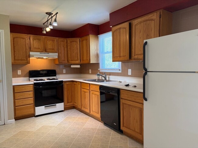 Building Photo - Cute 3 bedroom on McGregor!