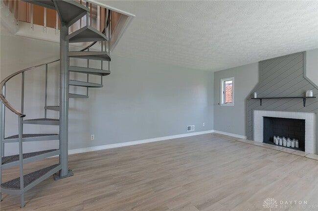 Building Photo - 521 Oakview Dr