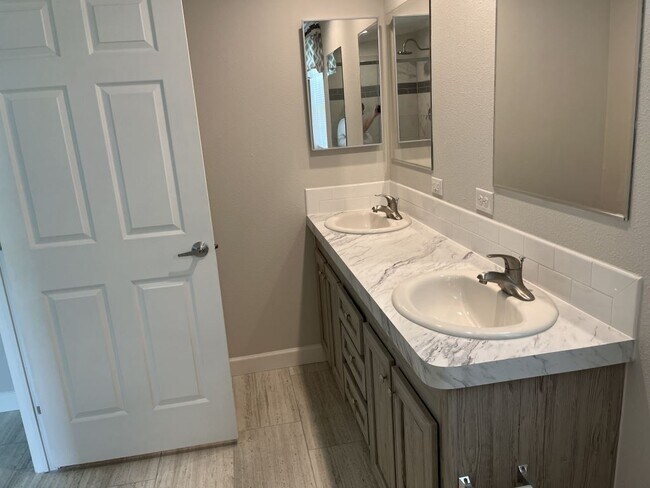 Building Photo - 34611 Ballyhoo Dr