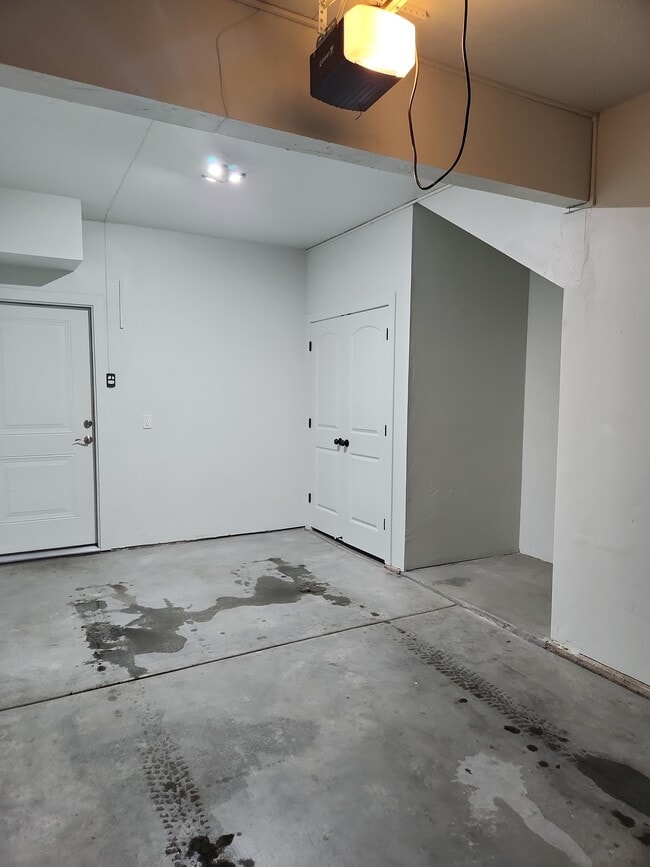 Building Photo - 10398 S Clarks Hill Dr