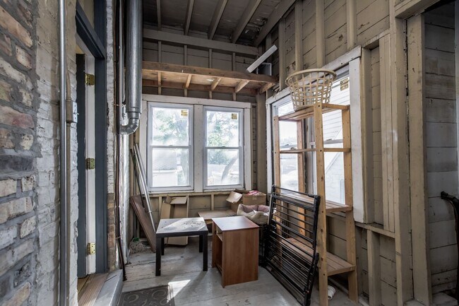 Building Photo - 2bed/1bath, PLUS OFFICE in Bucktown! Central Air! Free Laundry!