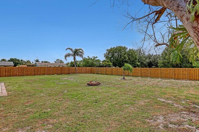 Building Photo - 2055 SE West Dunbrooke Cir