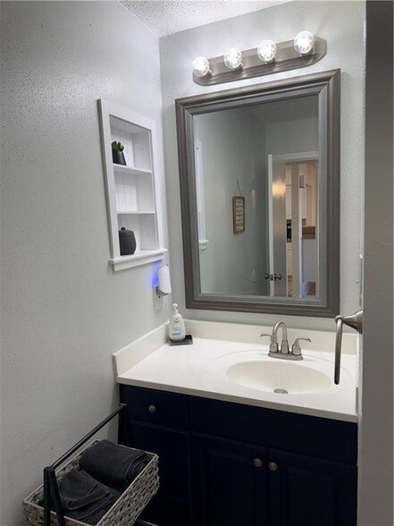 Building Photo - 2425 Oxford Pl