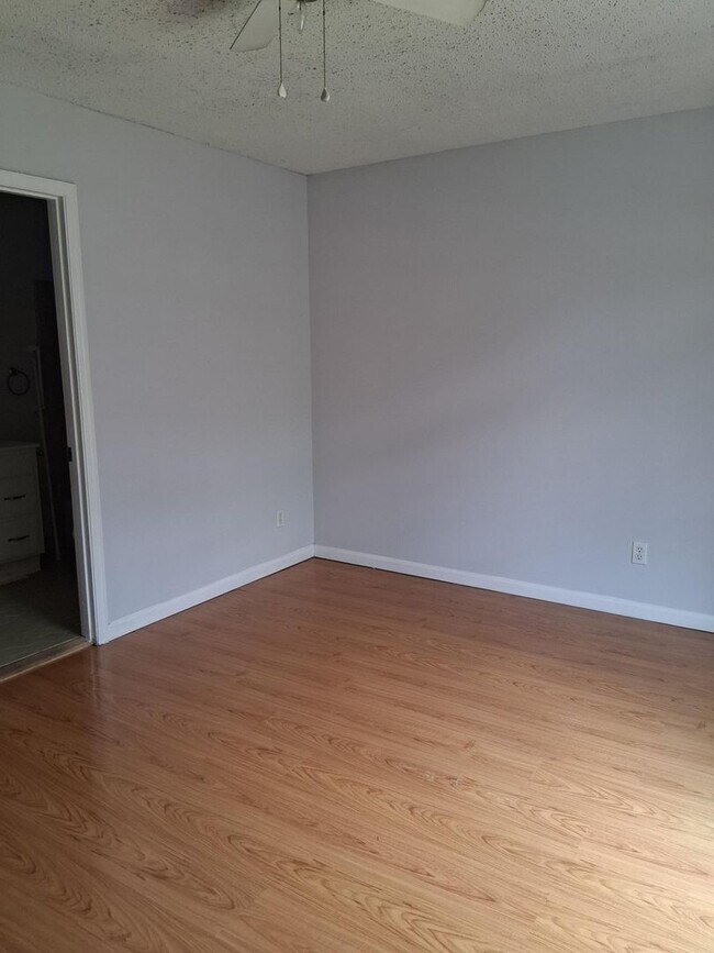 Building Photo - Alabaster