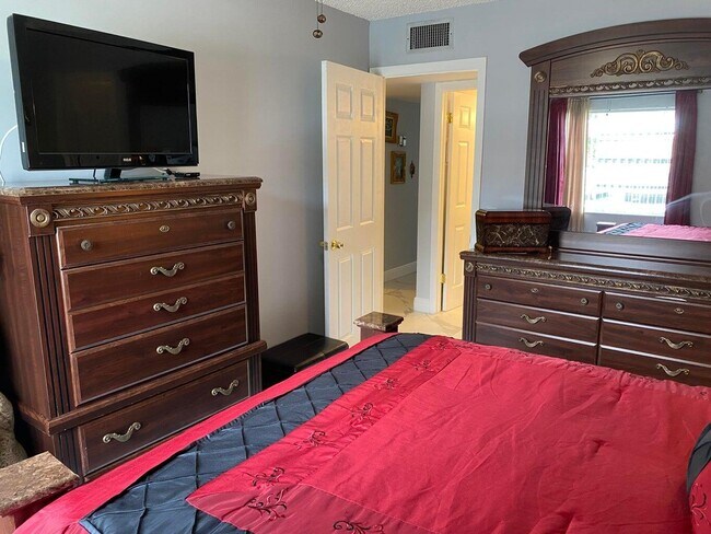 Building Photo - 579 Normandy Ln