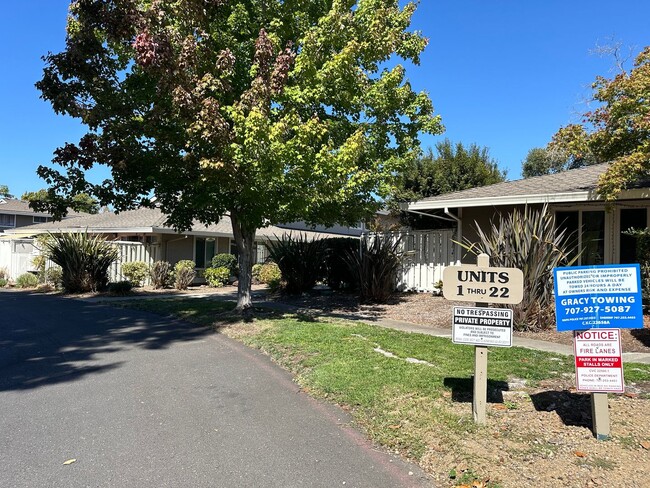 Building Photo - Napa Valley Brookside Townhouse