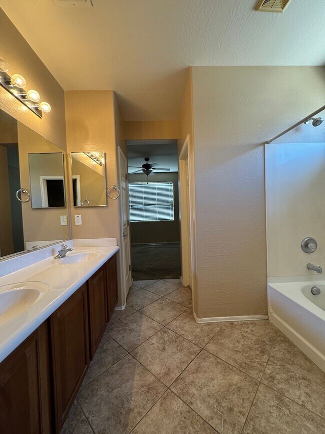 Building Photo - 5 bedroom home in the Anthem Parkside