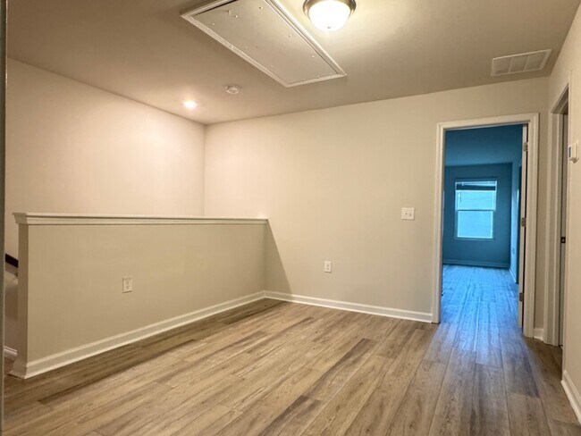 Building Photo - 3 Bedroom Townhome with Garage for Rent