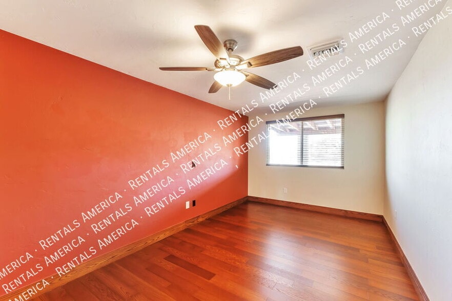 Building Photo - 330 E Mountain Vista Dr